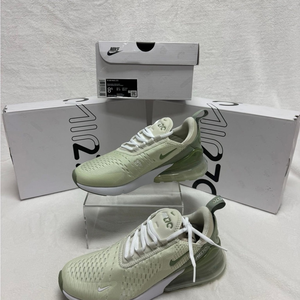 Nike Air Max 270 in Light Green and White